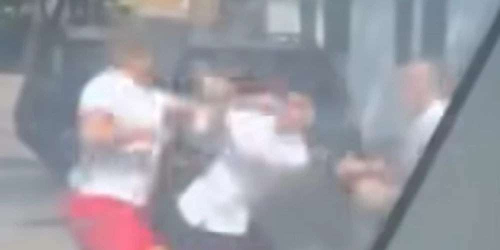 Водители вышли из машин и устроили потасовку.