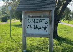 “Nāvi latviešiem!“ šādu uzrakstu krievu valodā kāds atstājis uz Mazjumpravas muižas zīmes Rīgā
