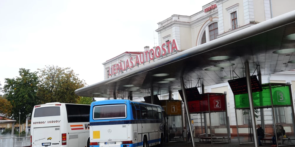 Šoferu trūkuma dēļ "Liepājas autobusu parks" svētdien atcēlis 14 reisus.