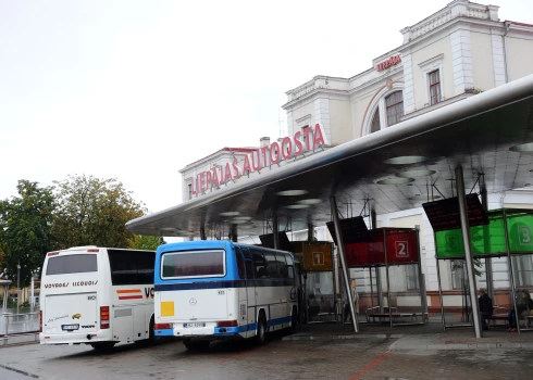 Šoferu trūkuma dēļ "Liepājas autobusu parks" svētdien atcēlis 14 reisus.