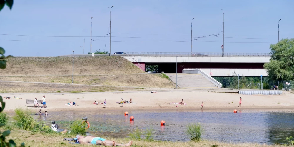 Rīgas peldvietās ūdens temperatūra turpina kāpt.