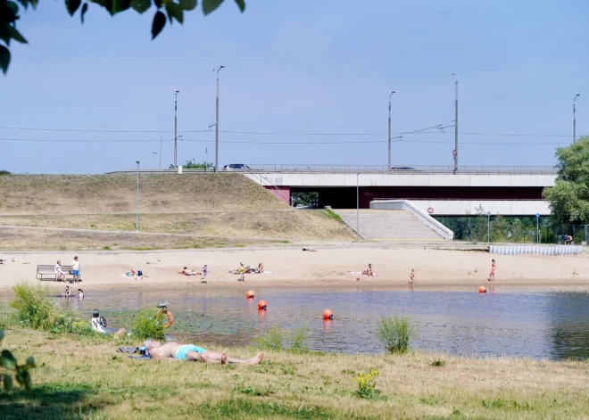 Rīgas peldvietās ūdens temperatūra sasniegusi +24 grādus