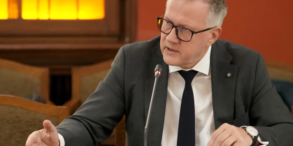 Valsts stratēģiski svarīgos uzņēmumus tirgot biržā šobrīd nav plānots, norāda finanšu ministrs Arvils Ašeradens.
