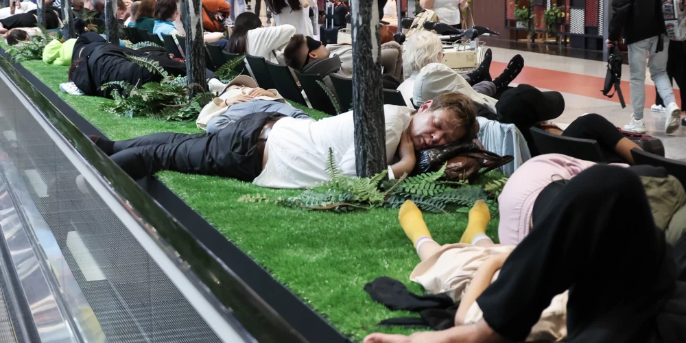 Tā kā Maskavas lidostas ik pa laikam aptur darbību, ļaudis tur mēdz nīkt stundām ilgi