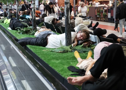 Tā kā Maskavas lidostas ik pa laikam aptur darbību, ļaudis tur mēdz nīkt stundām ilgi