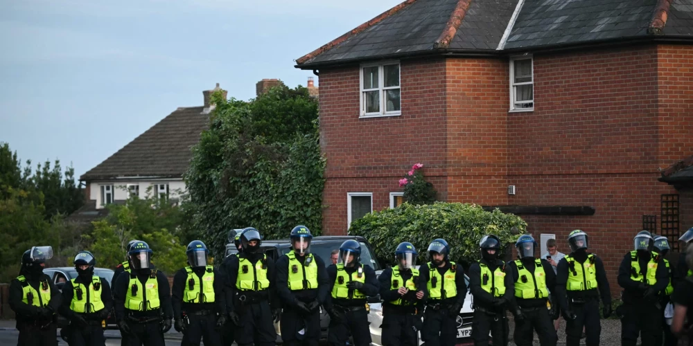 Londonā pie imigrantu viesnīcas izcēlušās protestētāju un policijas sadursmes.