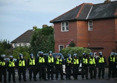Londonā pie imigrantu viesnīcas izcēlušās protestētāju un policijas sadursmes