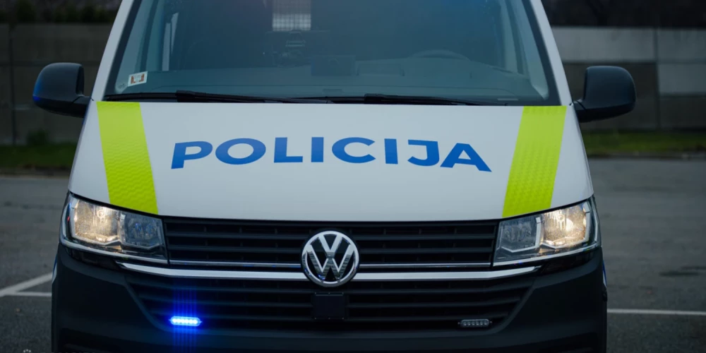 Ķengaragā sabiedriskā transporta pieturā nāvējoši sabraukts gājējs.