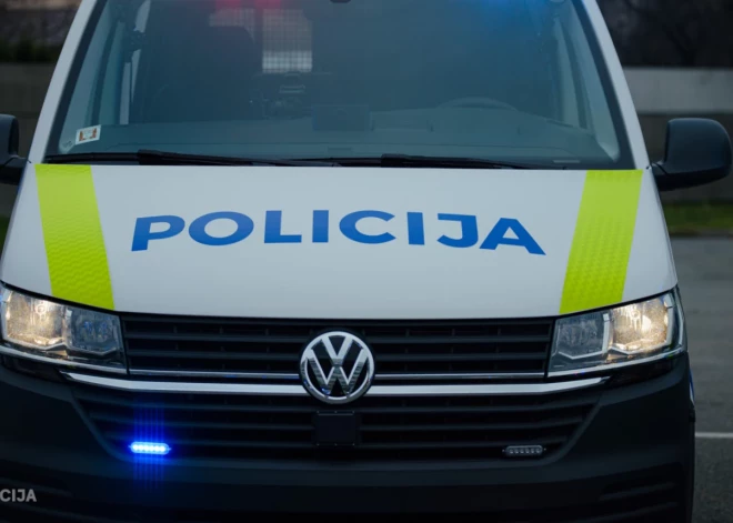 Ķengaragā sabiedriskā transporta pieturā nāvējoši sabraukts gājējs