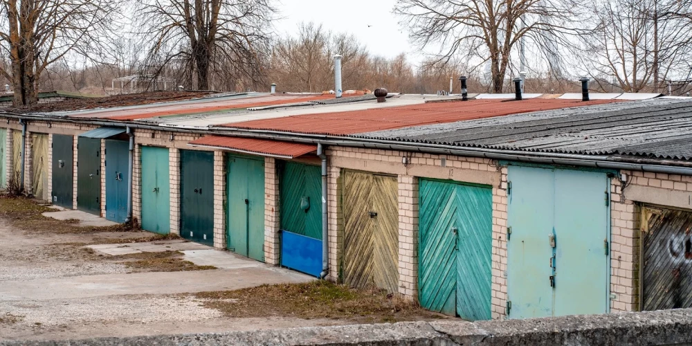 Padomjlaikos būvētās kooperatīvās garāžas.