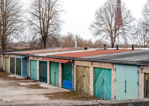 Padomjlaikos būvētās kooperatīvās garāžas.