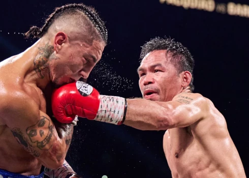 Menijs Pakjao (no labās) izdara sitienu pretiniekam.