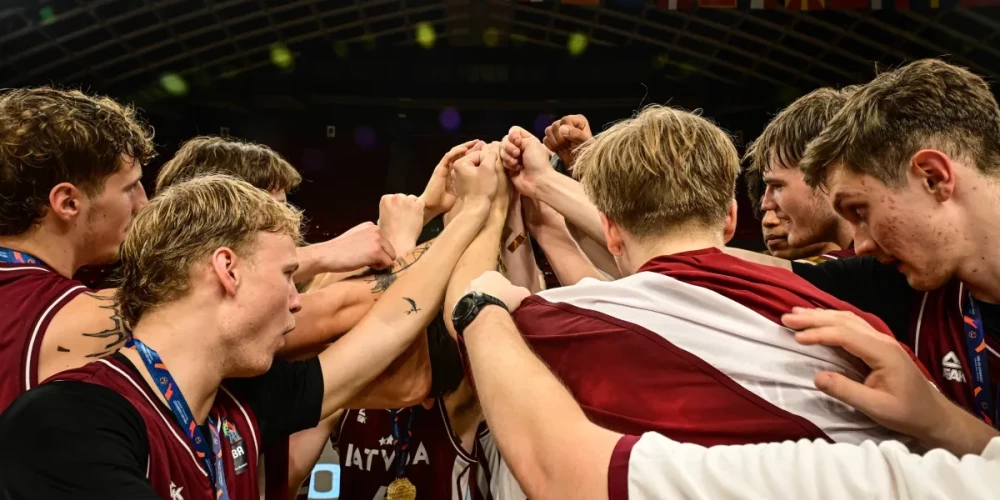 Latvijas U-20 izlase pēc izcīnītā panākuma U-20 Eiropas čempionāta B divīzijā.