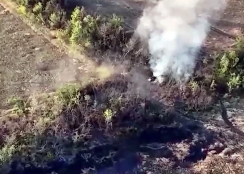 Ukrainas artilēristi veic triecienu pa okupantu mērķi.