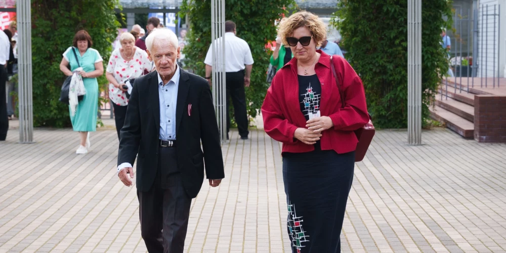 Anatoliju Danilānu uz koncertu pavadīja vedekla Inga.