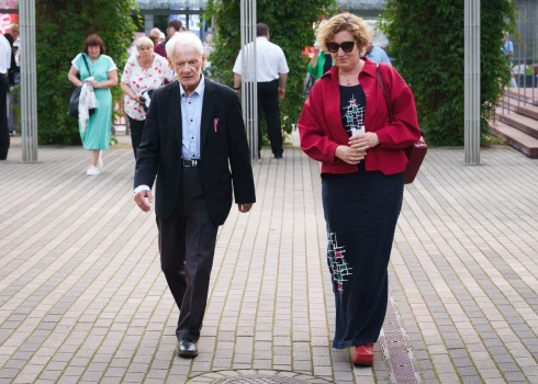 Anatoliju Danilānu uz koncertu pavadīja vedekla Inga.