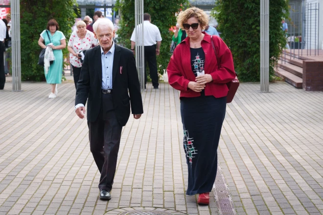 Anatoliju Danilānu uz koncertu pavadīja vedekla Inga.