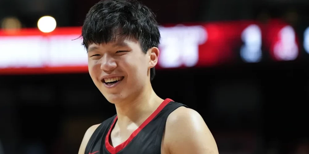 Ķīnas jaunais basketbolists Jans Hansens ātri kļuvis ļoti populārs.