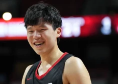 Miljoniem cilvēku seko līdz Ķīnas basketbola Jokičam, kuram brīvajā laikā patīk ēst un gulēt