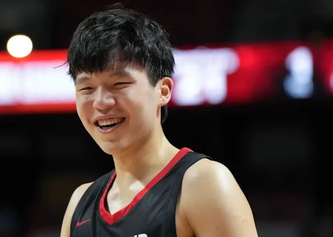 Miljoniem cilvēku seko līdzi Ķīnas basketbola Jokičam, kuram brīvajā laikā patīk ēst un gulēt