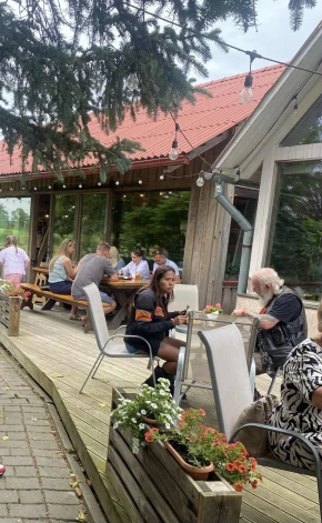 Vizinoties ar motociklu, Frīdis un Kob piestājuši papusdienot kādā no krodziņiem Tukuma pusē. Pāris savā starpā sazinās angļu valodā, latviešu valodu Frīdis mīļotajai īsti nemācot, bet vārdu “priekā” viņa apguvusi.