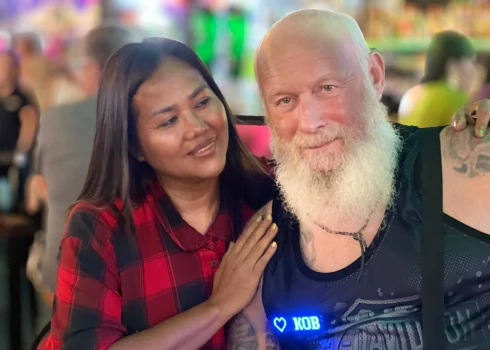 Frīža un Arunotai attiecību stāsts sākās pirms trim gadiem Taizemē.