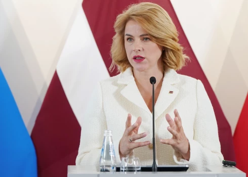 Ministru prezidente Evika Siliņa: "Galvenais secinājums - tā kā vecuma pensijai ir palielināts vecums, tad arī izdienas pensijām būtu jāpalielina vecums gan paša stāža ziņā, gan arī tajā, cik būtu jāstrādā ilgāk".