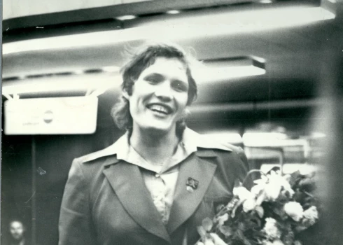 Uļjana Semjonova pēc atgriešanās no 1976. gada vasaras olimpiskajām spēlēm Monreālā. (Foto: Sporta muzejs un Valsts Kinofotofonodokumentu arhīvs, Vladimirs Nikolajevs, Zigurds Mežavilks)