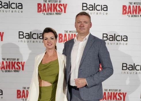 Edvards un Kristīne Smiltēni, apmeklējot pasaulslavenā mākslinieka Banksy darbu izstādi Vidzemes tirgū.