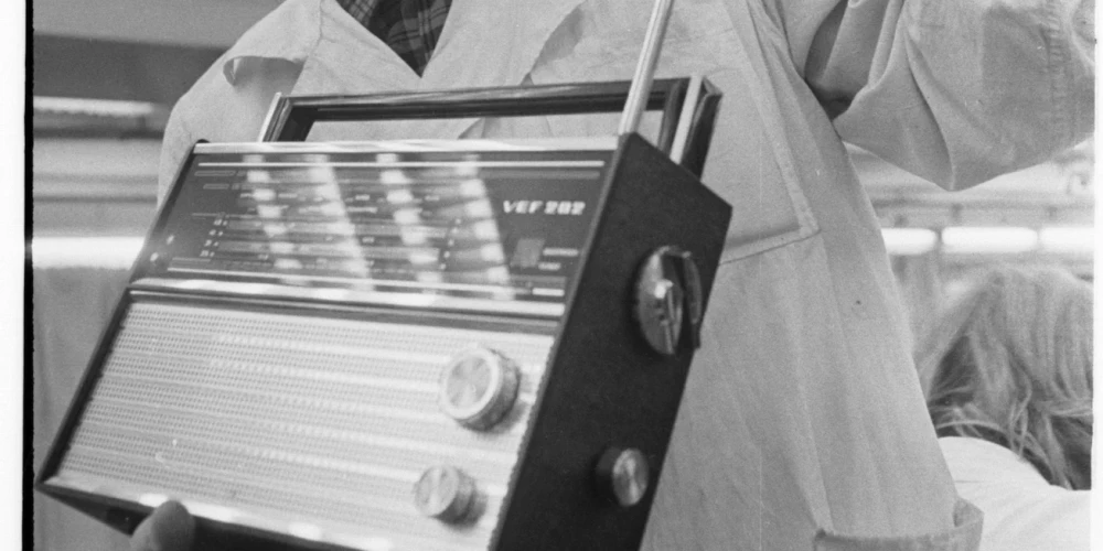 Radiouztvērējs VEF-206 skaitījās viens no tiem, ar ko ir vislielākās izredzes uztvert kādu no Rietumu raidstacijām. (Foto: Valsts Kinofotofonodokumentu arhīvs / Leonīds Pantuss, V. Bērziņš, V. Ivanovskis, J. Jasenovs)