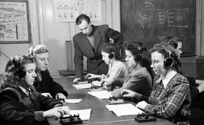 Vēl viens padomju paradokss: drīkstēja mācīties apieties ar radioaparātu un Morzes ābeci, taču nedrīkstēja klausīties ārzemju radio. (Foto: Valsts Kinofotofonodokumentu arhīvs / Leonīds Pantuss, V. Bērziņš, V. Ivanovskis, J. Jasenovs)