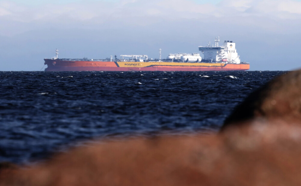 Krievijas naftas eksports turpmāk stingrā kontrolē - ES samazina cenas griestus un aizliedz “ēnu floti”