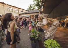 FOTO: liepājniekus ar sirsnīgu koncertu iepriecina dziedātāja Būū