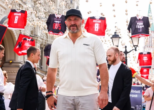 Ovečkins kā varonis maršē pa Maskavas ielām.