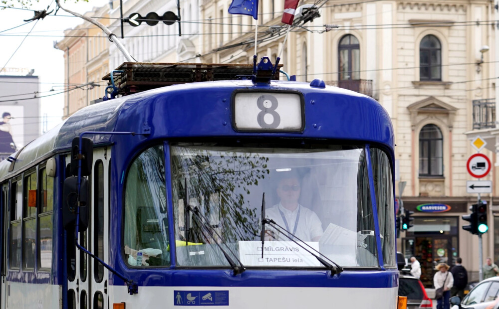 Sliežu bojājums Rīgas centrā pie Vecrīgas uz laiku paralizējis vairāku maršrutu tramvaju kustību