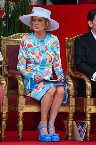 Princese Delfīne 2023. gadā vēro militāro parādi kopā ar karalisko ģimeni.