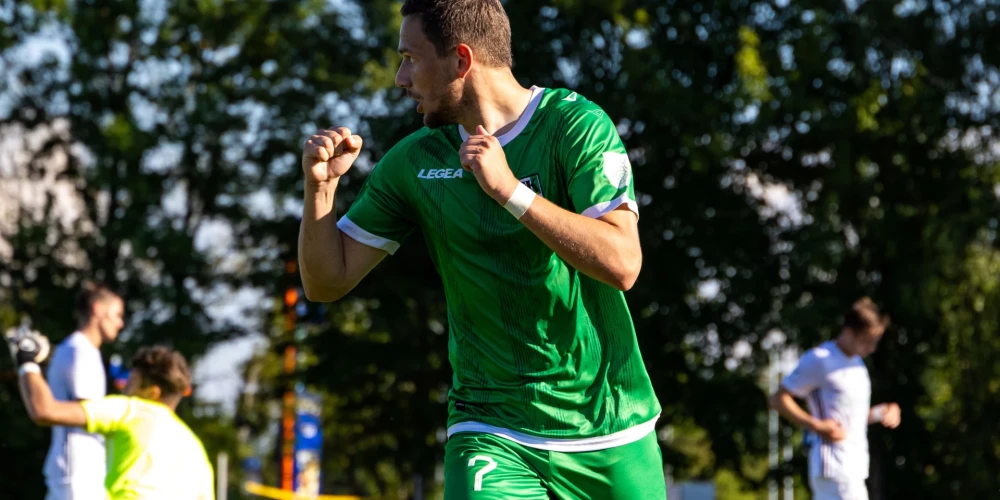 "Tukums 2000" mērojas spēkiem ar "Grobiņu" (foto: Ēriks Matīss)