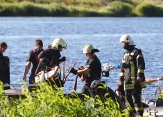 В Елгаве перевернулся катамаран: в воду упали трое детей и их родители