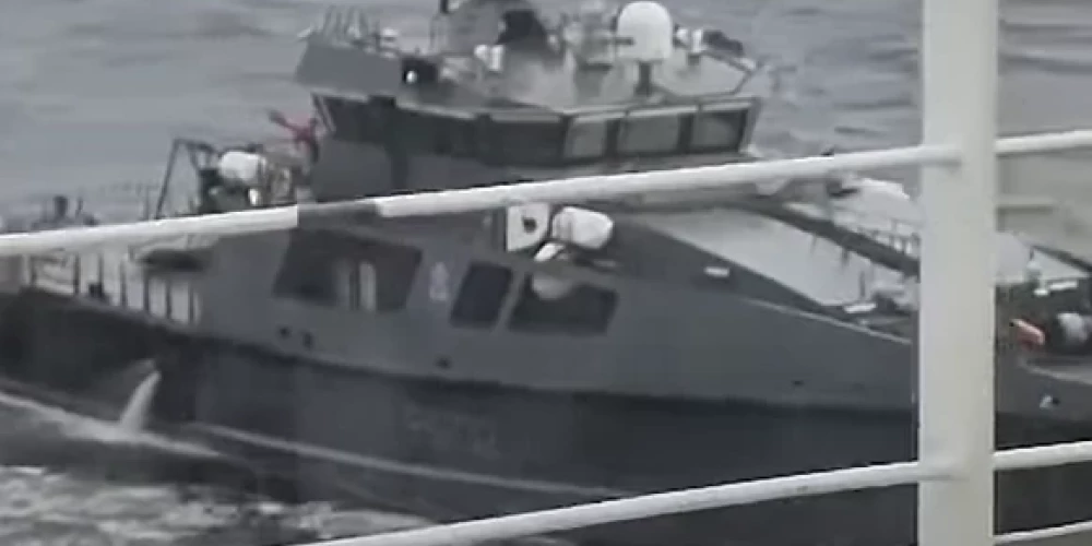 Igauņu kuģis mēģina aizturēt krievu "ēnu flotes" kuģi "Jaguar" (ekrānuzņēmums no video)