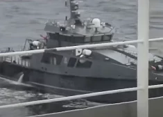 Lielbritānija nosaka sankcijas vēl 135 Krievijas "ēnu flotes" tankkuģiem; nesen Krievija ar iznīcinātāju aizsargāja šādu kuģi no igauņiem 