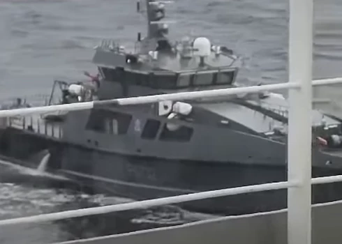 Igauņu kuģis mēģina aizturēt krievu "ēnu flotes" kuģi "Jaguar" (ekrānuzņēmums no video)