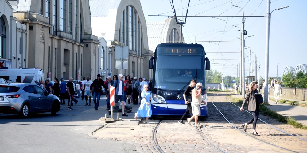 Zemās grīdas tramvajs 7. tramvaja maršrutā pie Centrāltirgus