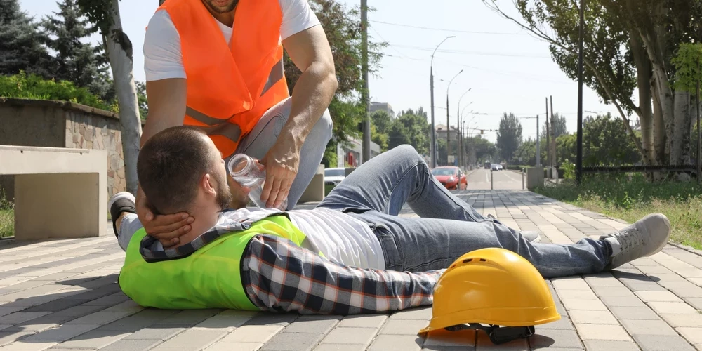 Ja pēc būšanas karstumā tikai sāp galva, karstuma dūriens ir vieglā formā; ieteicams lūgt padomu ģimenes ārstam. Ja ir krampji, vemšana, cilvēks ir apjucis, dezorientēts vai pat bezsamaņā, noteikti jāsauc ātrā palīdzība.