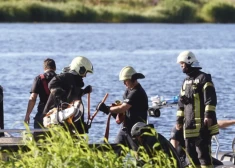 Jelgavā apgāzies katamarāns: ūdenī iekrituši trīs bērni un viņu vecāki