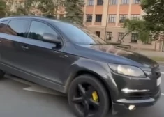 Rīgā fiksēta dīvaina autovadītāja uzvedība: pēc nepieklājīgiem žestiem seko neparasts manevrs