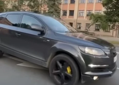 Rīgā fiksēta dīvaina autovadītāja uzvedība. 