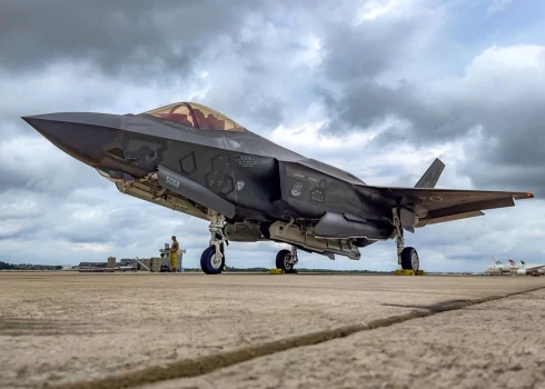Многоцелевой истребитель F-35 способен нести ядерные бомбы B61-12.