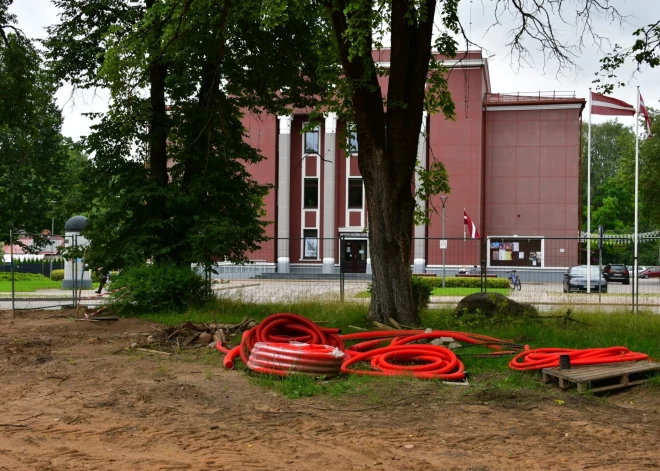 Šonedēļ darbi parkā, kur kādreiz atradās padomju “okupeklis” rit pilnā sparā.