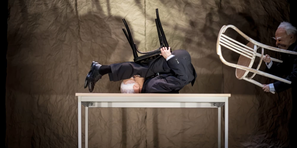 Aina no kustību teātra izrādes “Varas spēle”.