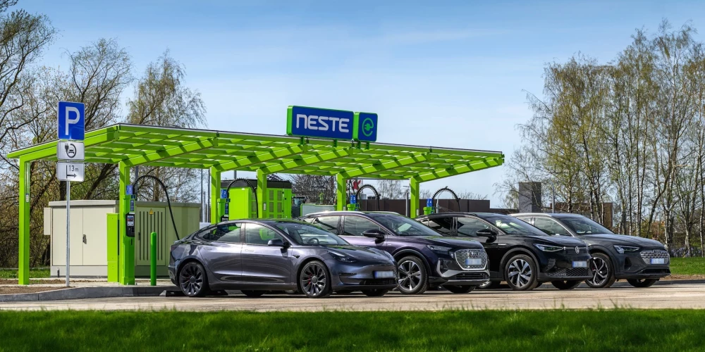 Neste открыла пятую "зеленую" зарядную станцию для электромобилей в Риге.